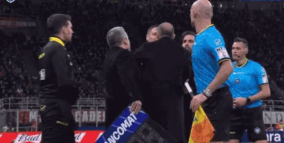 米兰1-1科莫之战发生罕见一幕：米兰球员萨勒马克尔斯准备抢球时，被对方主帅法布雷