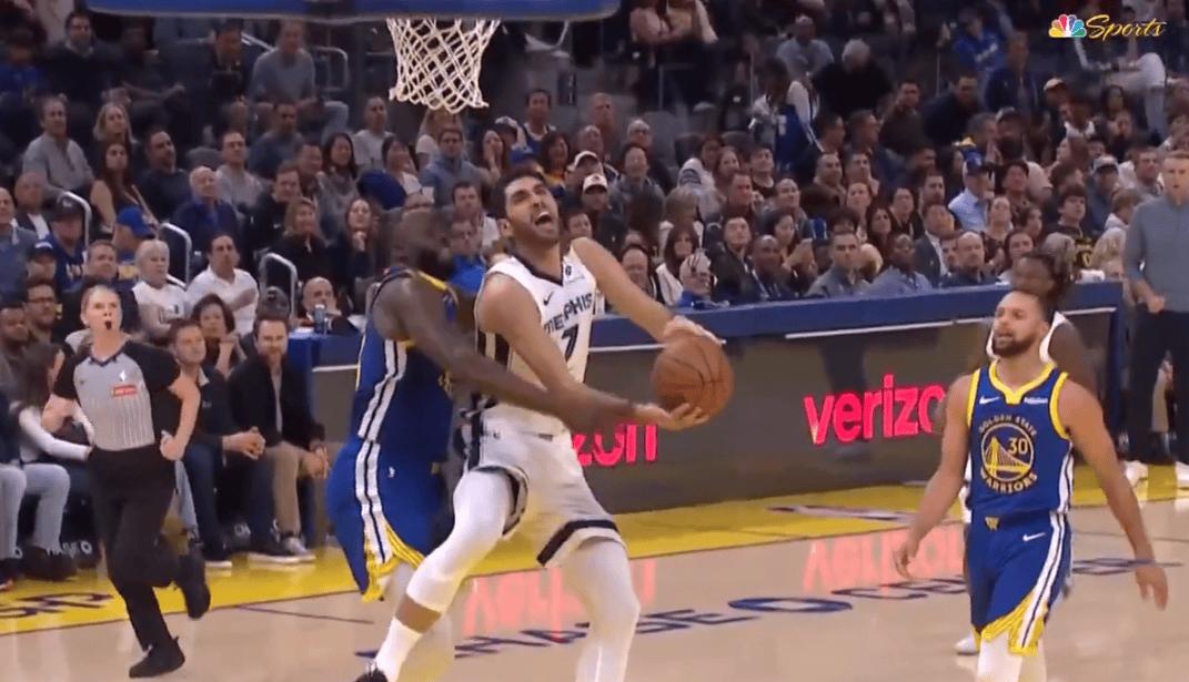 一级恶意犯规直接将人撂倒,反嘲讽别人躺地上装死,追梦格林还是一如既往的语出惊人。