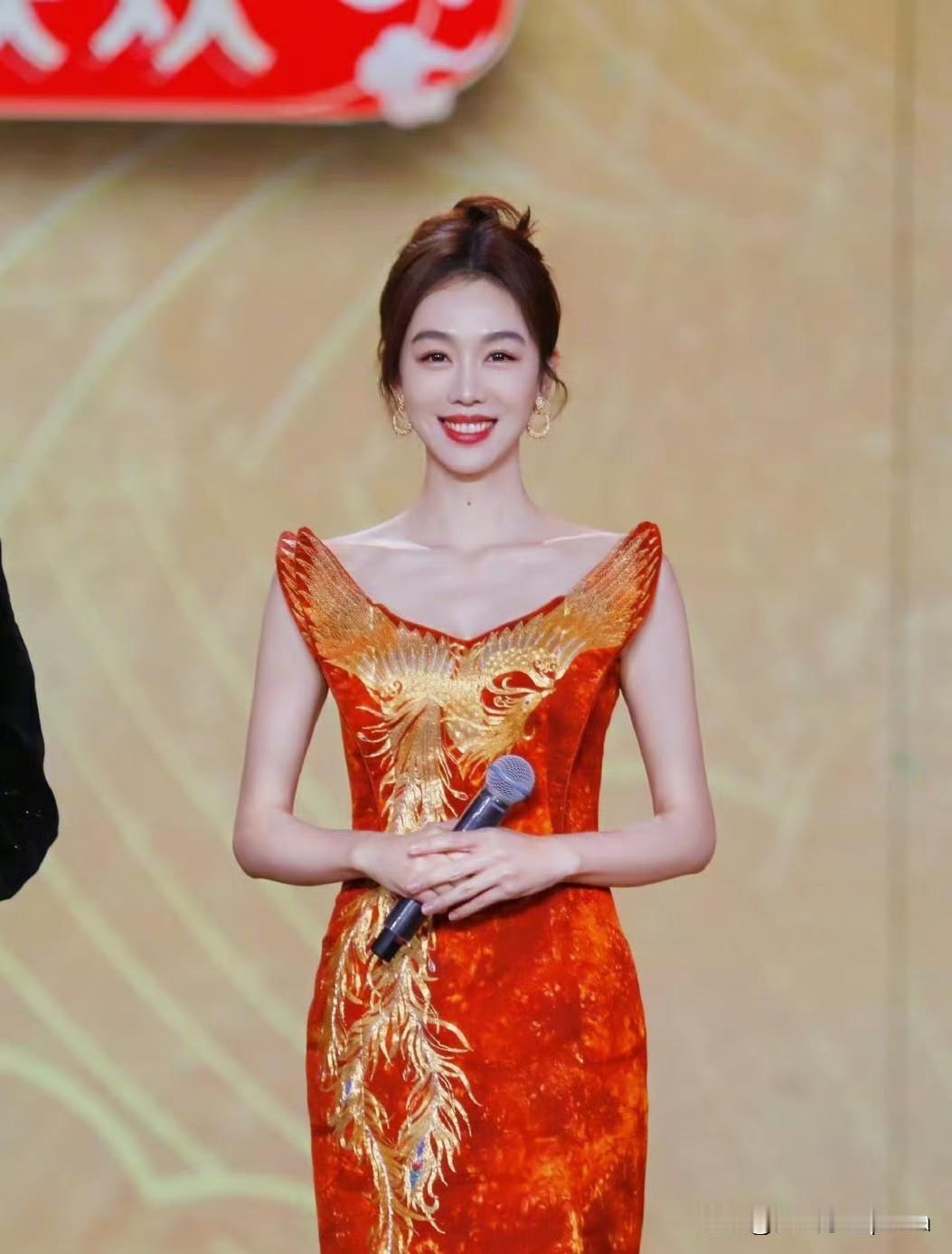 哇，姜妍这身红色旗袍真是绝了！完全被她惊艳到！这身材管理也太顶了吧，旗袍的剪裁