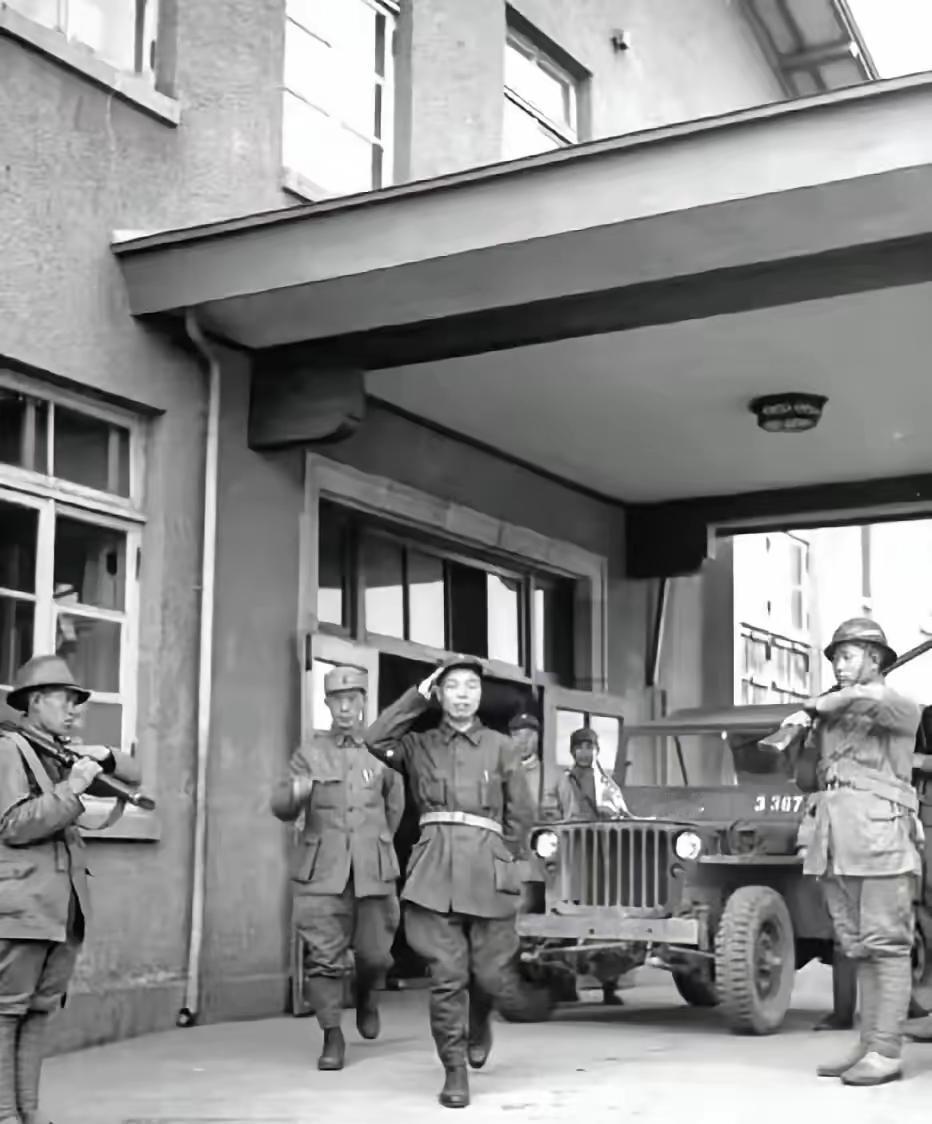 这张照片拍摄于1946年5月，年仅30岁的萧华正担任辽东军区司令员兼政委，是南满