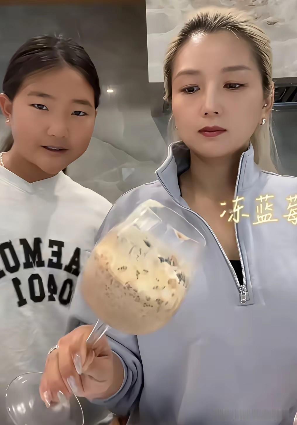 何洁的孩子都长大了，果然孩子们长得都像何洁，大女儿大儿子是和前夫赫子铭的，小女儿