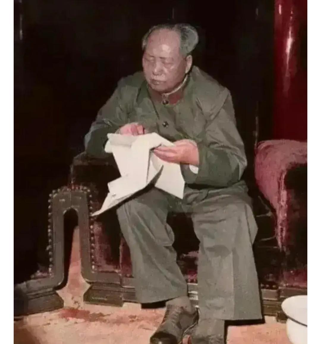 这张照片拍摄于1974年前后，拍摄地点是游泳池住地会客厅，真实记录了晚年毛主席的
