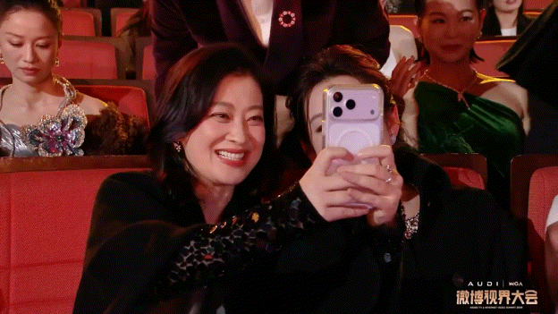 颖儿领奖梅婷秦海璐拍照奖杯是对颖儿作品的肯定，而梅婷秦海璐的镜头，是对友情的加