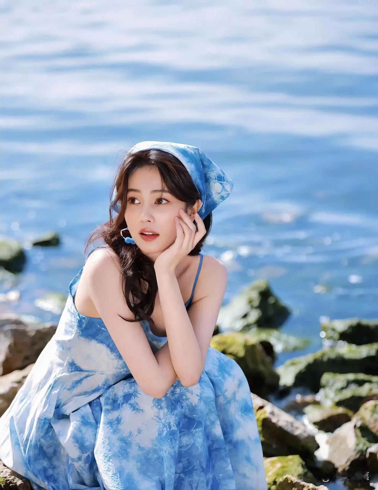 刷到个热评差点没给我笑yue了：“白鹿哪叫没后台啊？于正不就是她最大的后台？