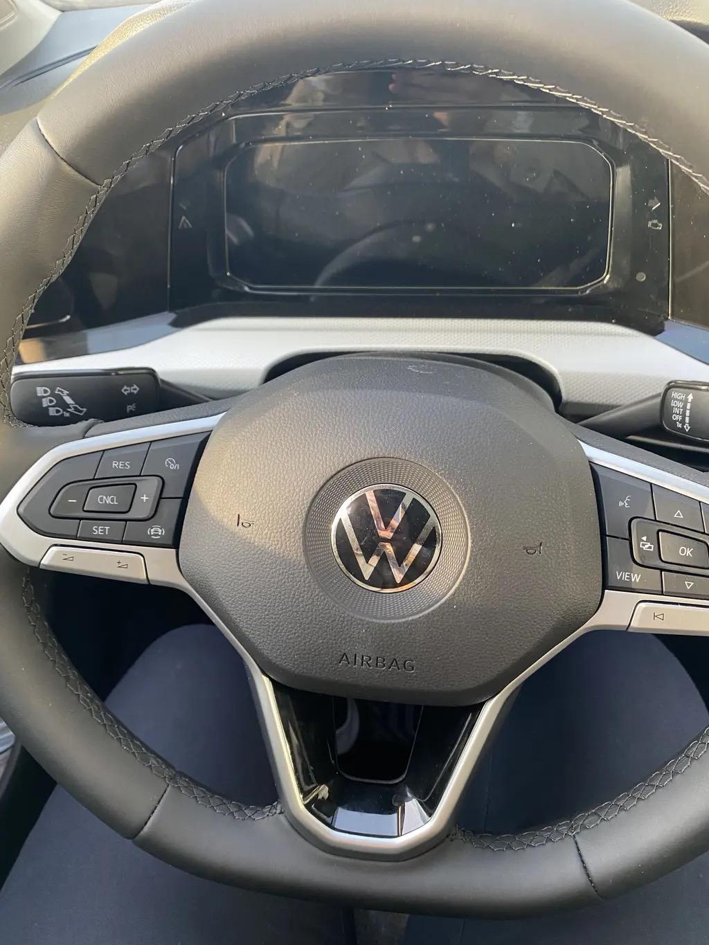 选二手车，里程和车龄都重要，但得看“使用场景”：1.城市通勤车：优先车龄3