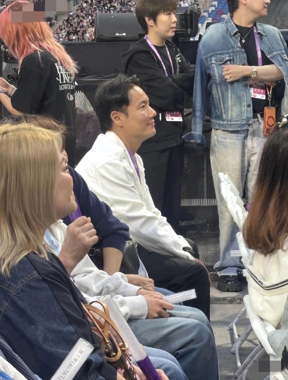 丁子高现身杨千嬅成都演唱会现场，有点搞笑又有点茫然，他就像是普通的观众进来找座位