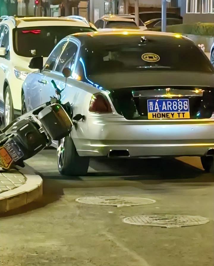 开年即遇王炸，电动车歪倒在劳斯莱斯上，电动车主估计都不敢认领了，光看劳斯莱斯车牌