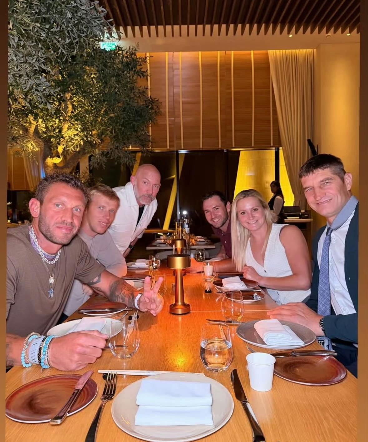 萨巴伦卡分享自己和团队在WTA年终总决赛晚宴的照片。感觉这次她夺冠希望很大。男