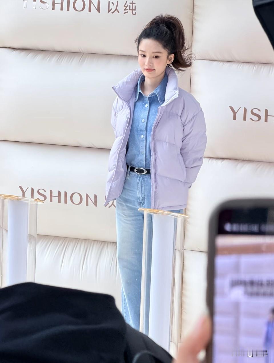 她状态真好，30多了，看着大学刚毕业。[吃瓜]她好像一只小鹿，元气大方。脸真