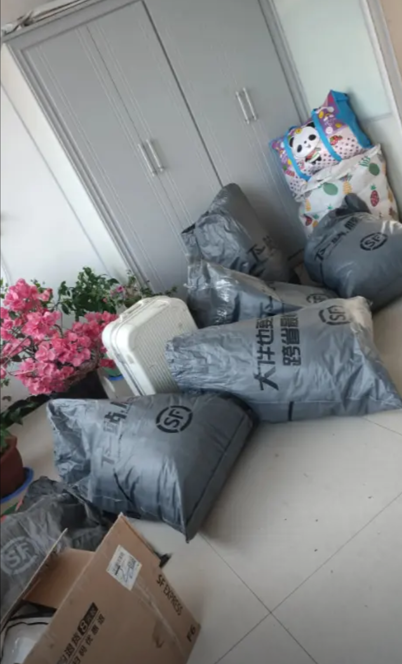 当父亲接到女儿从千里之外的研究生院校寄回的十只巨大包裹，打开家门的一瞬，他只觉得