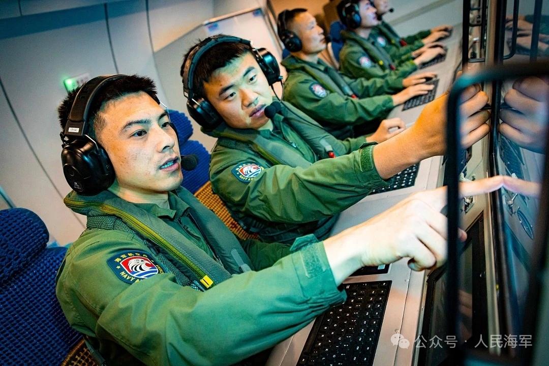 解放军海军航空兵反潜巡逻机内景。看多了外形，看看内景是蛮有意思的。像反潜巡逻机、