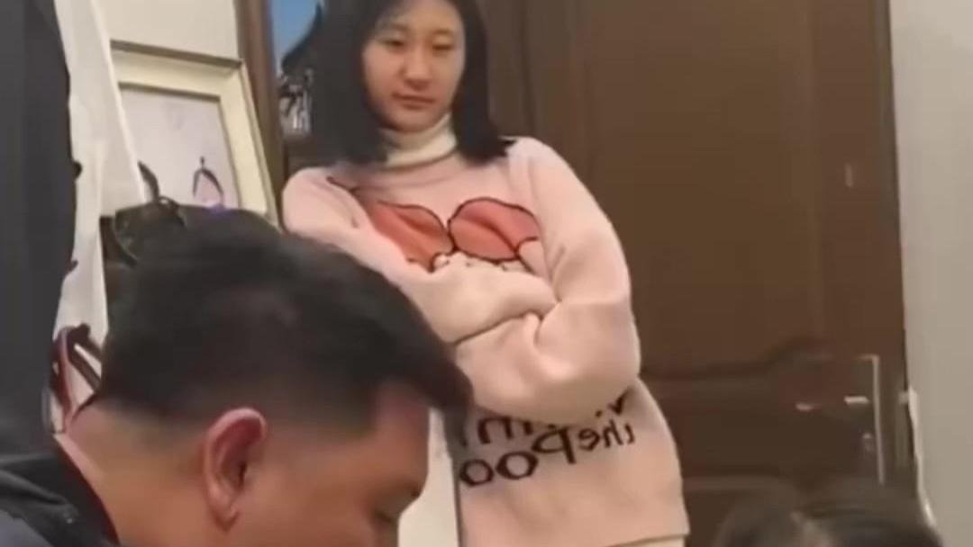 爸爸哄小女儿喝药“久攻不下”结果下一秒大女儿出手一招见效