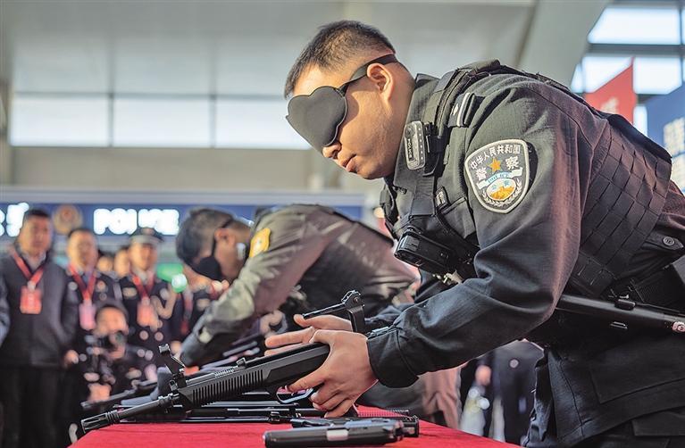 您的平安 我们的节日——青藏铁路公安局西宁公安处庆祝第六个中国人民警察节侧记