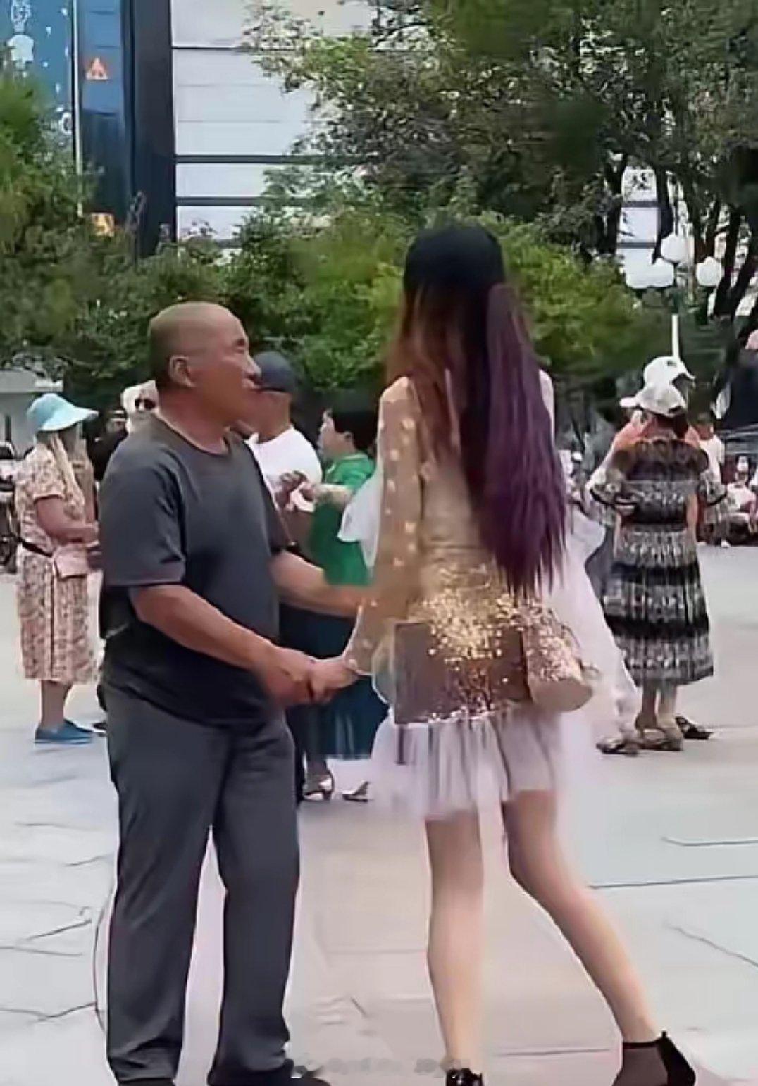 是谁拍了第二张照片??有第一张就可以了，为什么还要拍???？