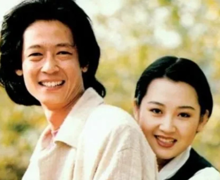 温婉的许晴年轻时候说过一句话：“如果不是他，我可能是孩子他妈了。”而这个让他备受
