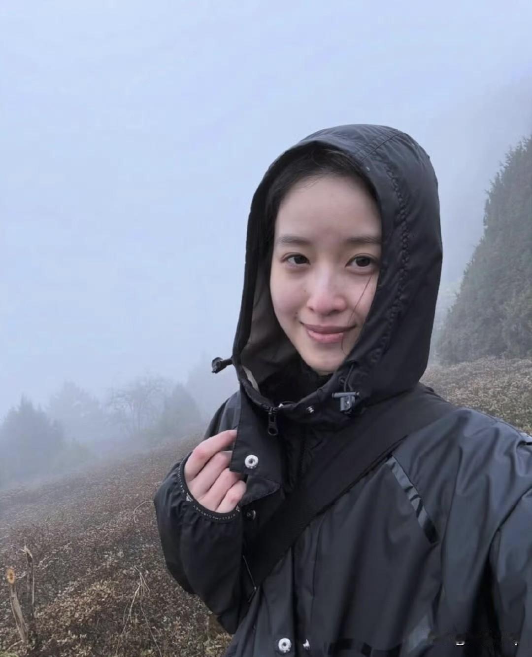 章泽天素颜在不丹徒步，没有化妆的她像极了刘亦菲妈妈年轻时候的样子。