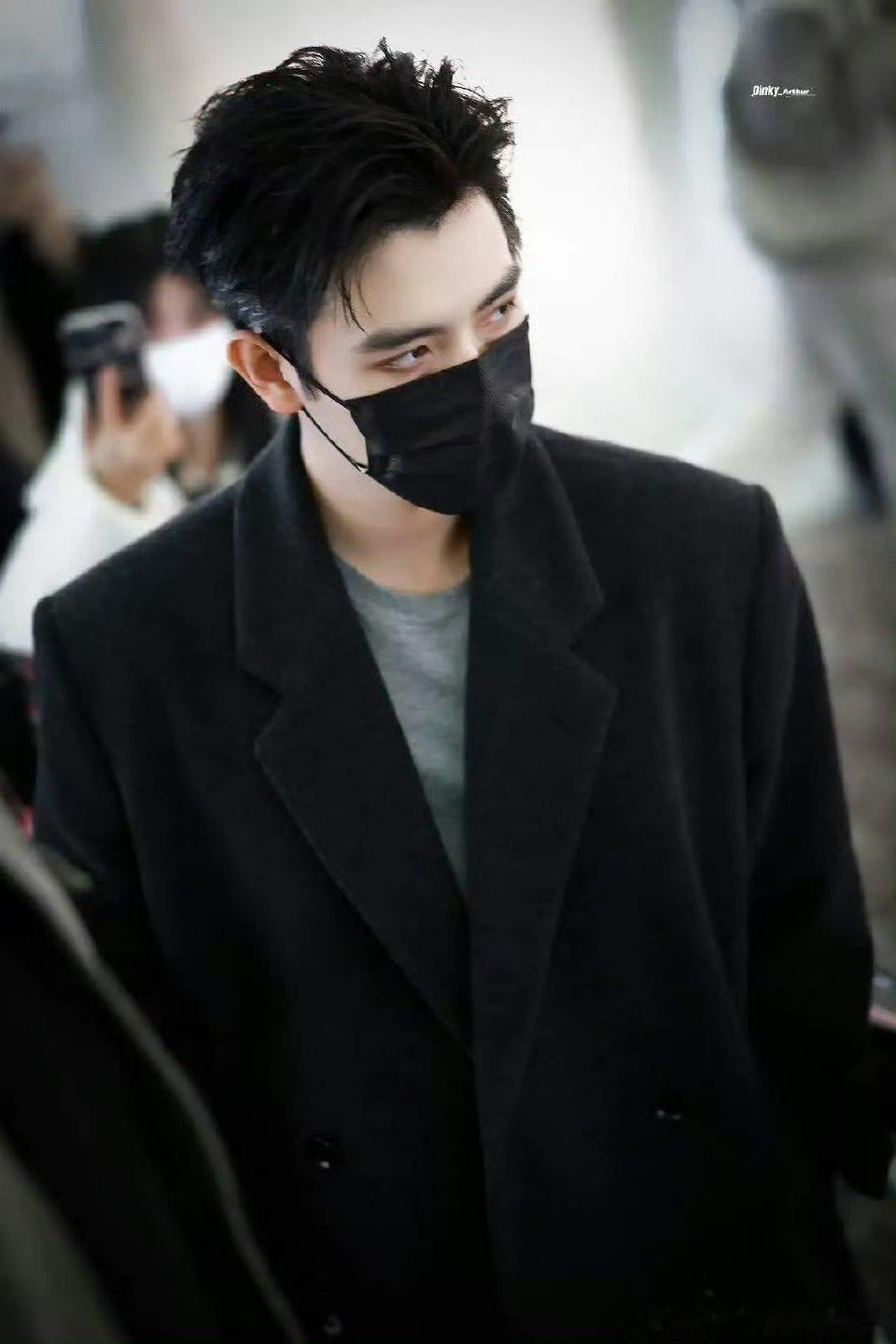 这个陈飞宇又帅了，阿瑟速速进现偶，黑色西装简直了