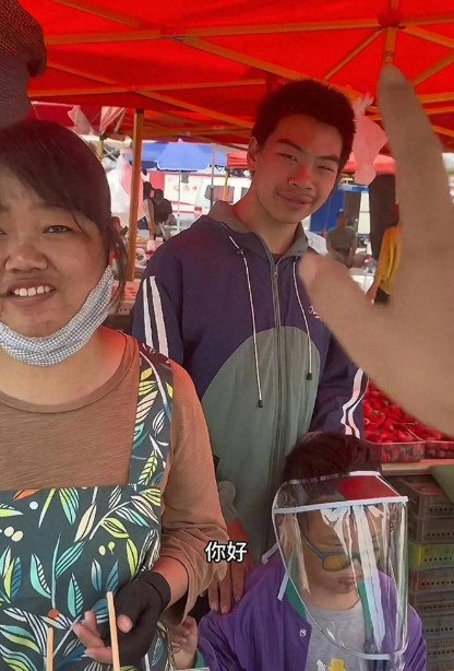 辽宁海城大集上，一男子啃完玉米喝完粥，随手转了5万给摊主。看着手机到账提示，