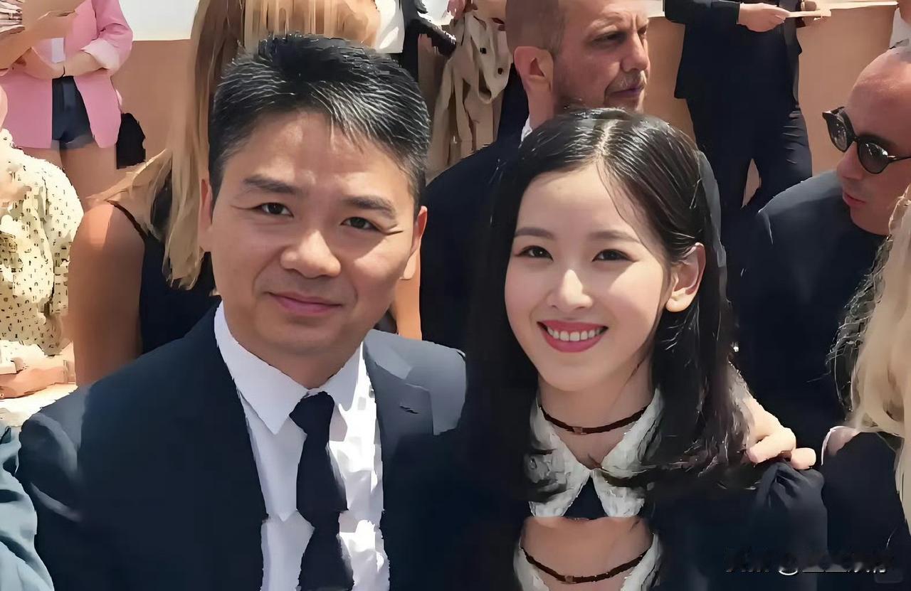 章泽天跟黄圣依确实很像，黄圣依22岁遇到杨子，章是21岁跟东领证，属于都是在非常