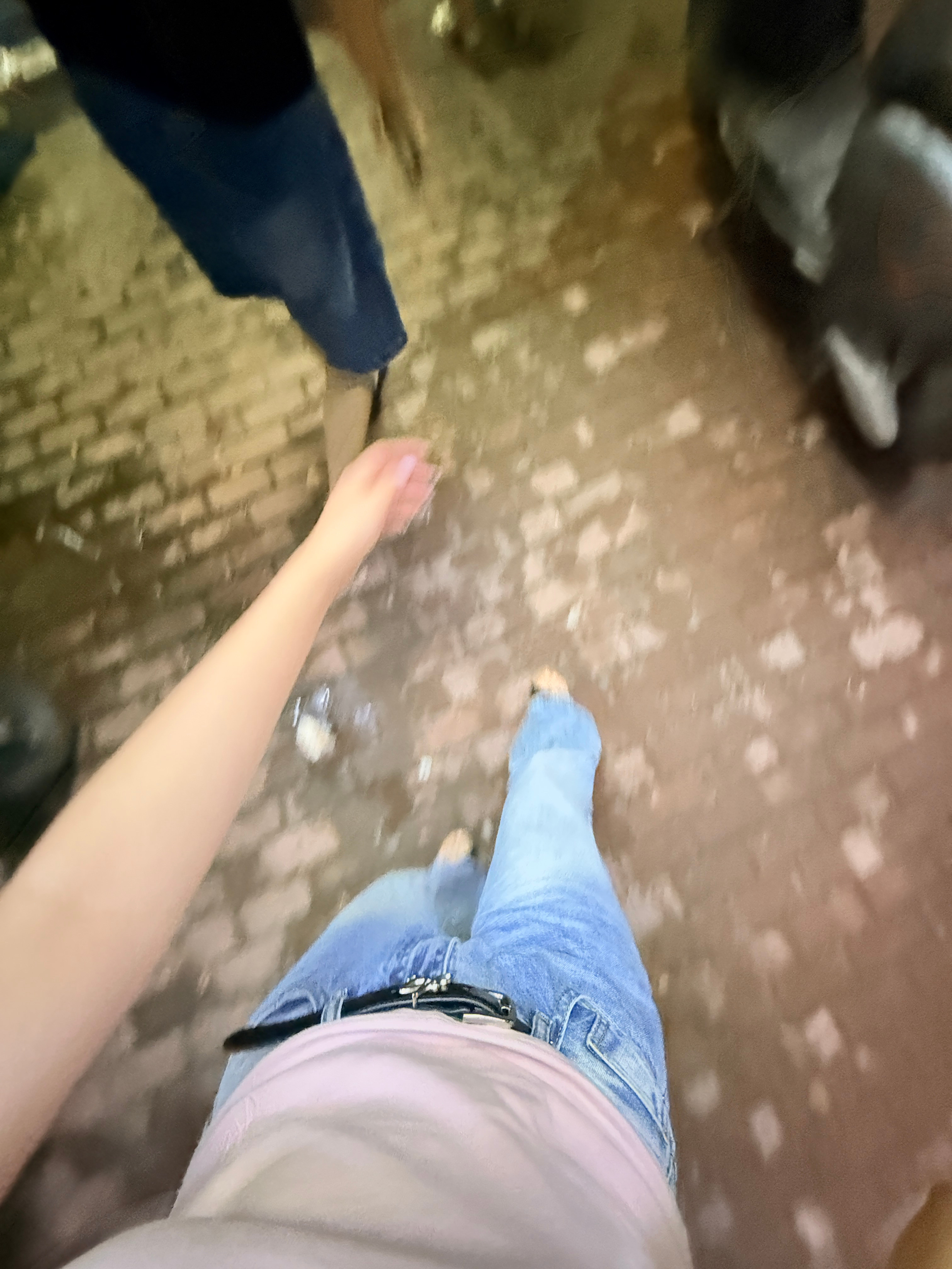 晚安昨天不得劲早早下班到家睡了小会睡到十点多紫薯球一个电话打过来来我家给我讲八