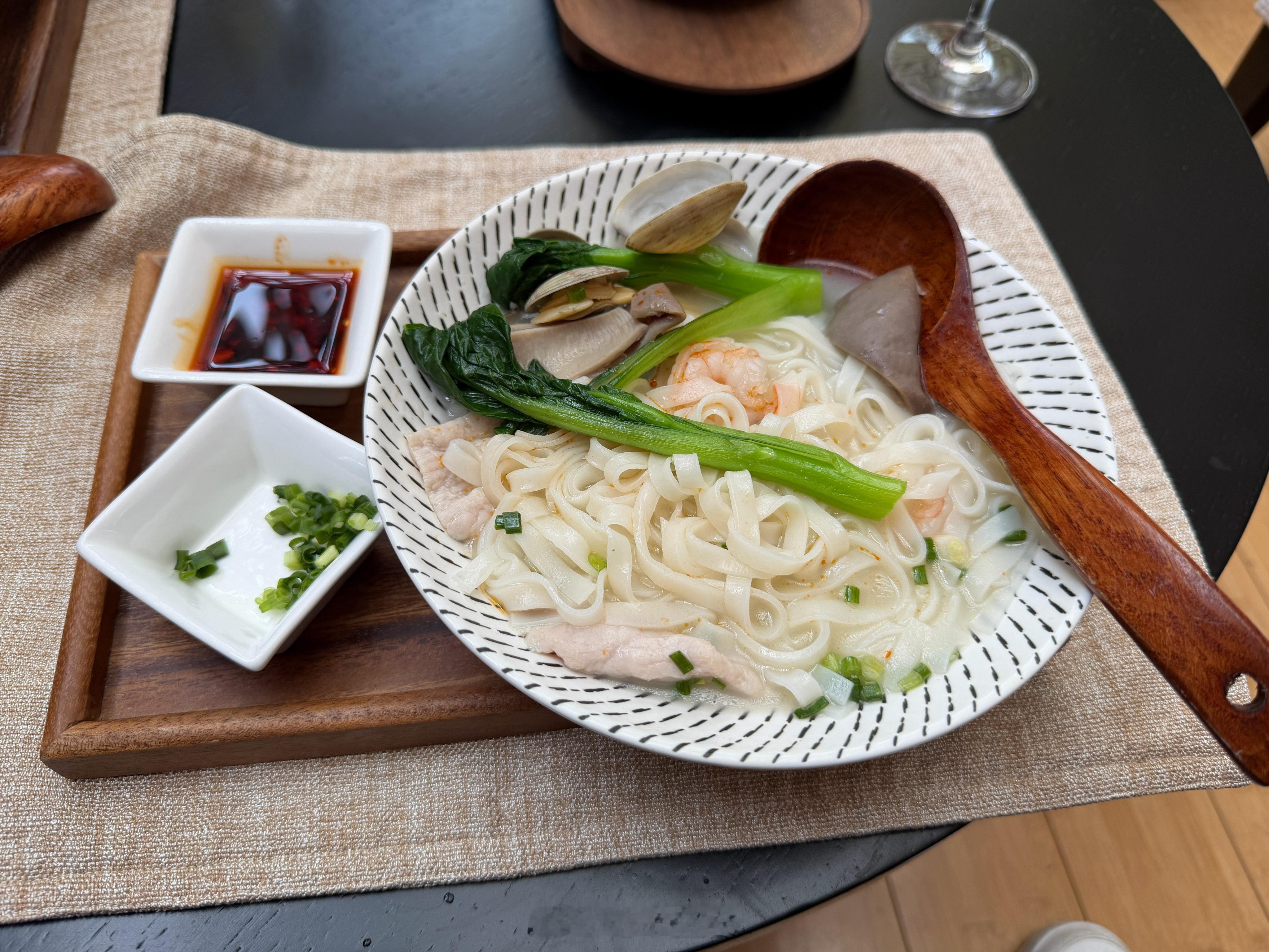 中午到酒店过饭点了，在大堂吧简单嗦碗粉98块钱不得不说它虽然贵但是真的不好吃