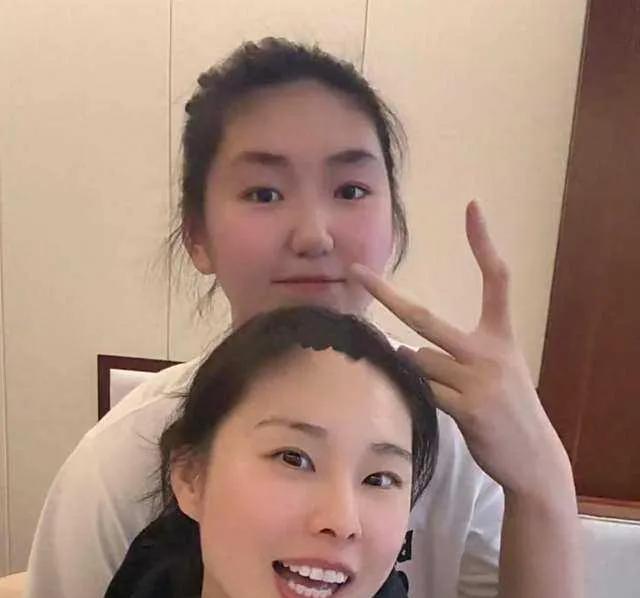 猜猜看！这是谁伸出的手？宫鲁明黑着脸走回更衣室，他太心痛张子宇，而这场对阵新西