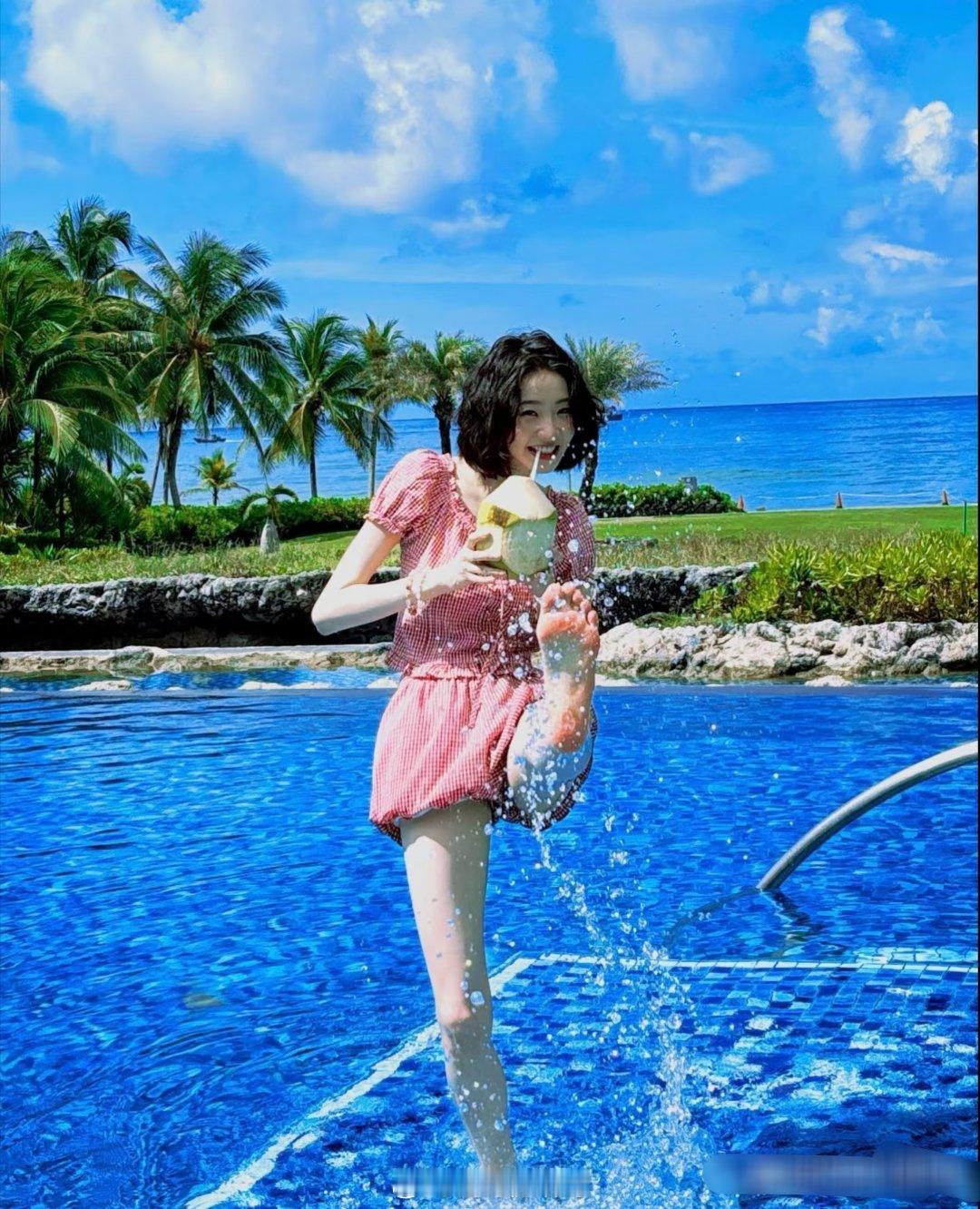 张艺凡泳装写真，大长腿快溢出屏幕了！