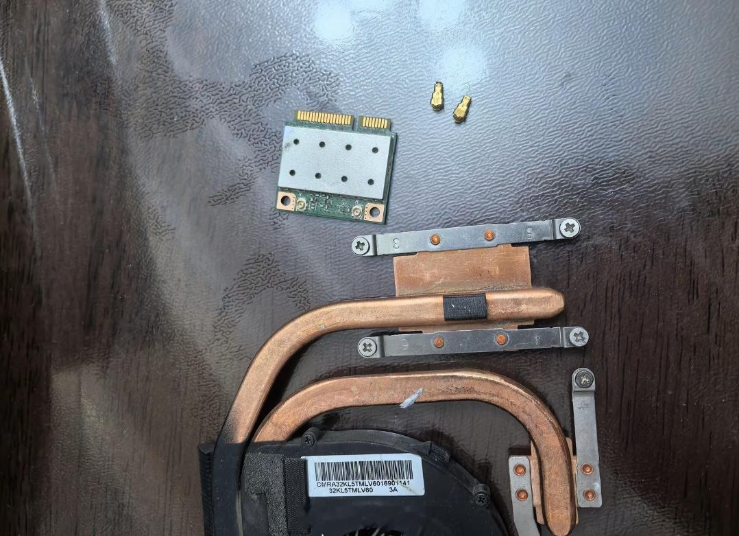 看到iPhone4等旧手机里有黄金，妹子把笔记本电脑拆了，把散热铜管和wifi