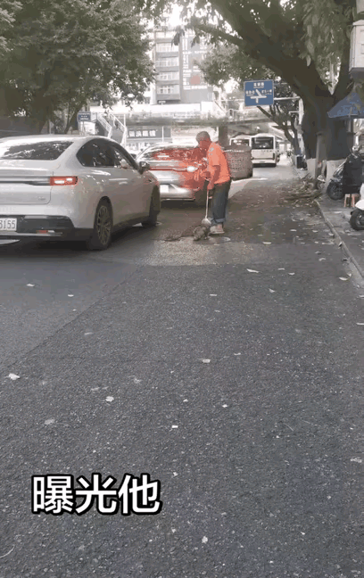 这样的人真的太可恶了！近日在街头，有网友拍到让人血压飙升的一幕。一名男子背着背