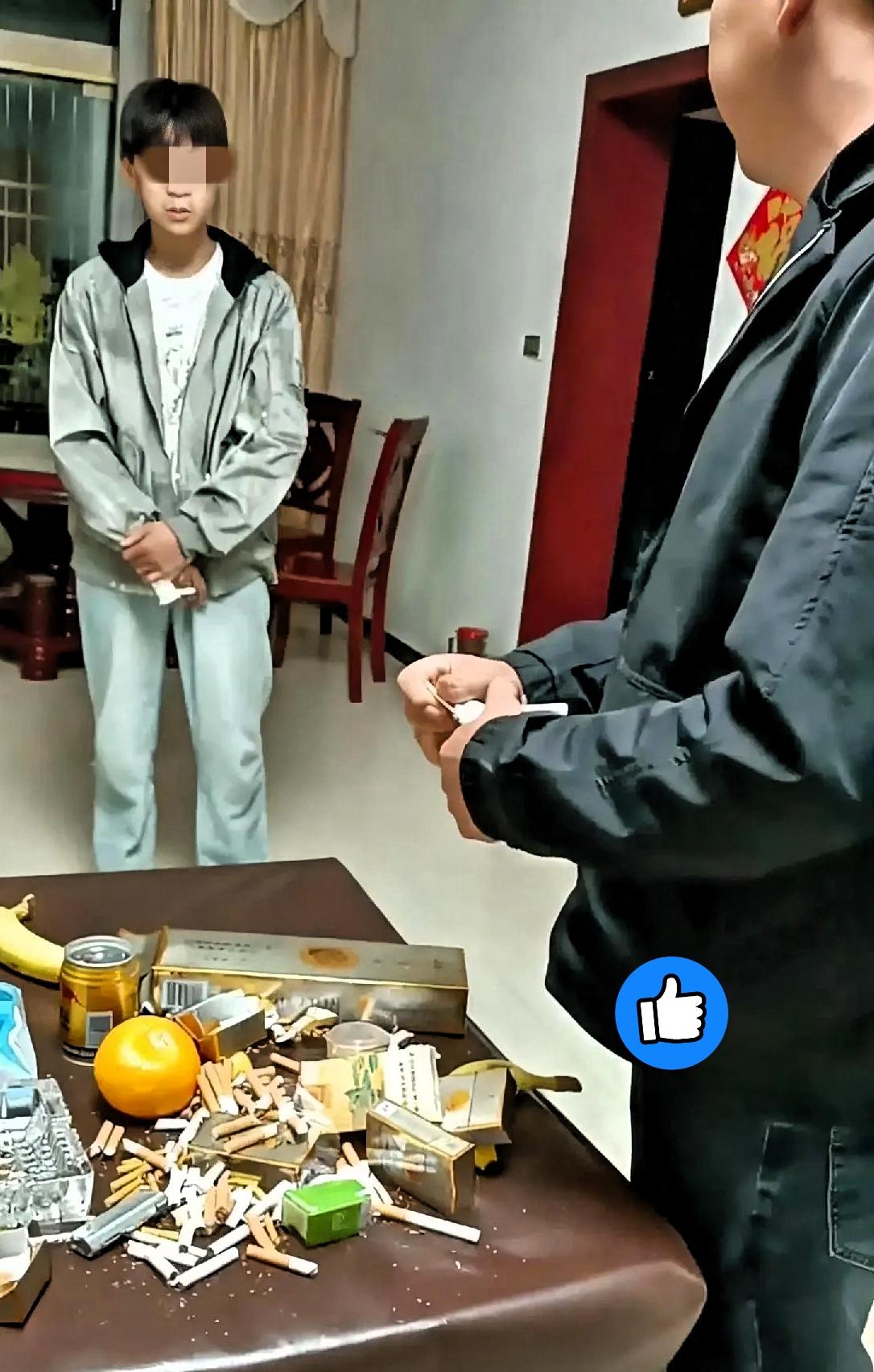 父亲掰断6盒烟的瞬间，比千言万语都管用！谁看了这幕不戳心？父亲当着儿子的面