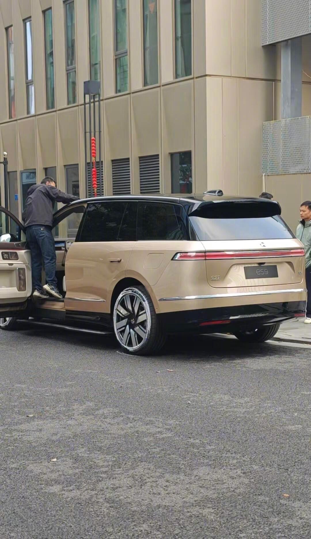 蔚来ES9路透实拍图，气场很可以啊。这车的尺寸、空间、配置肯定都足够猛，我比较感