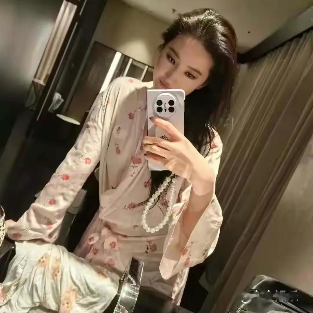 深夜，刘亦菲晒出美照，瞬间吸引了众多目光。照片中的她身着玫瑰睡袍，慵懒又迷人，尽