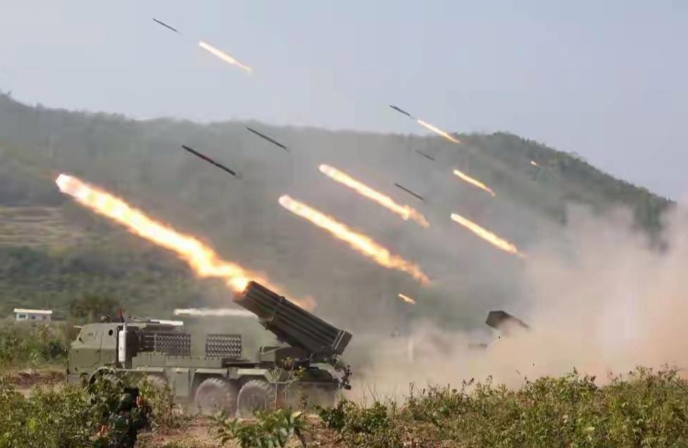 关于泰国和柬埔寨之间的“战争”，“蓝星”三大国均有“介入”。在泰国军队中，中美