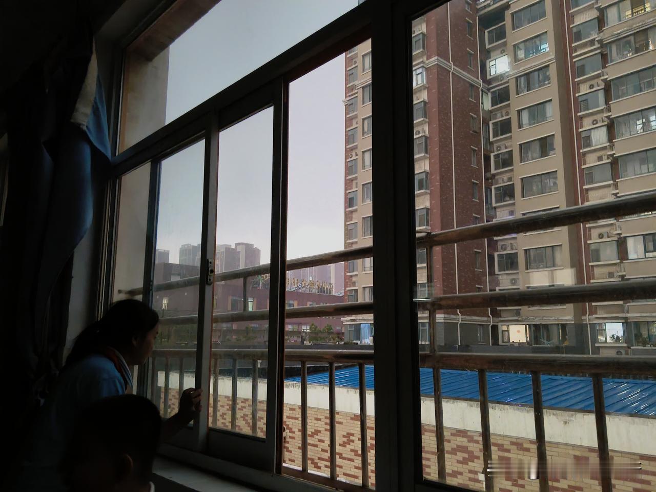 什么样的家长都有，老师心安就好。放学时暴雨如注，班里孩子的家长，都到教室来接孩