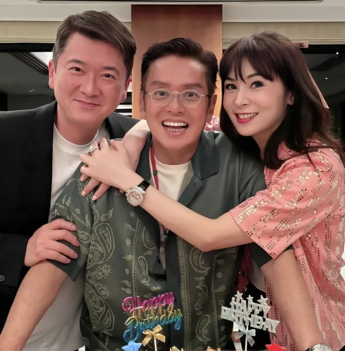 陈百祥现身谭咏麟75岁生日会，喝得脸通红心情好，两人同框已和好