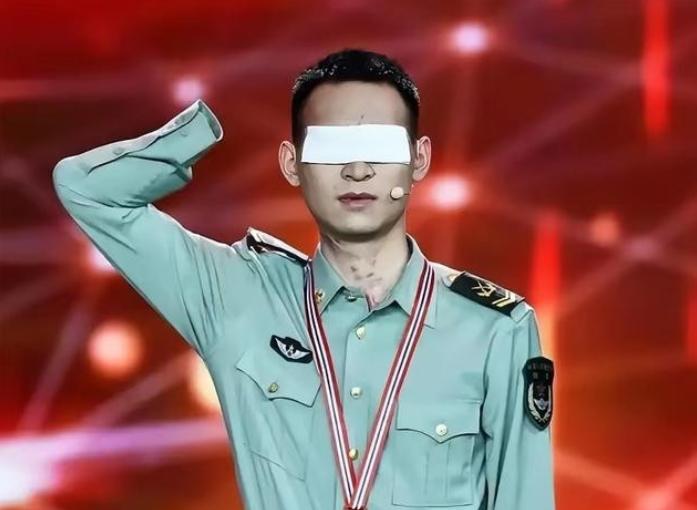 网上有人给杜富国算了笔账：月津贴3万2，国家分了180平的房子，水电燃气全免。看