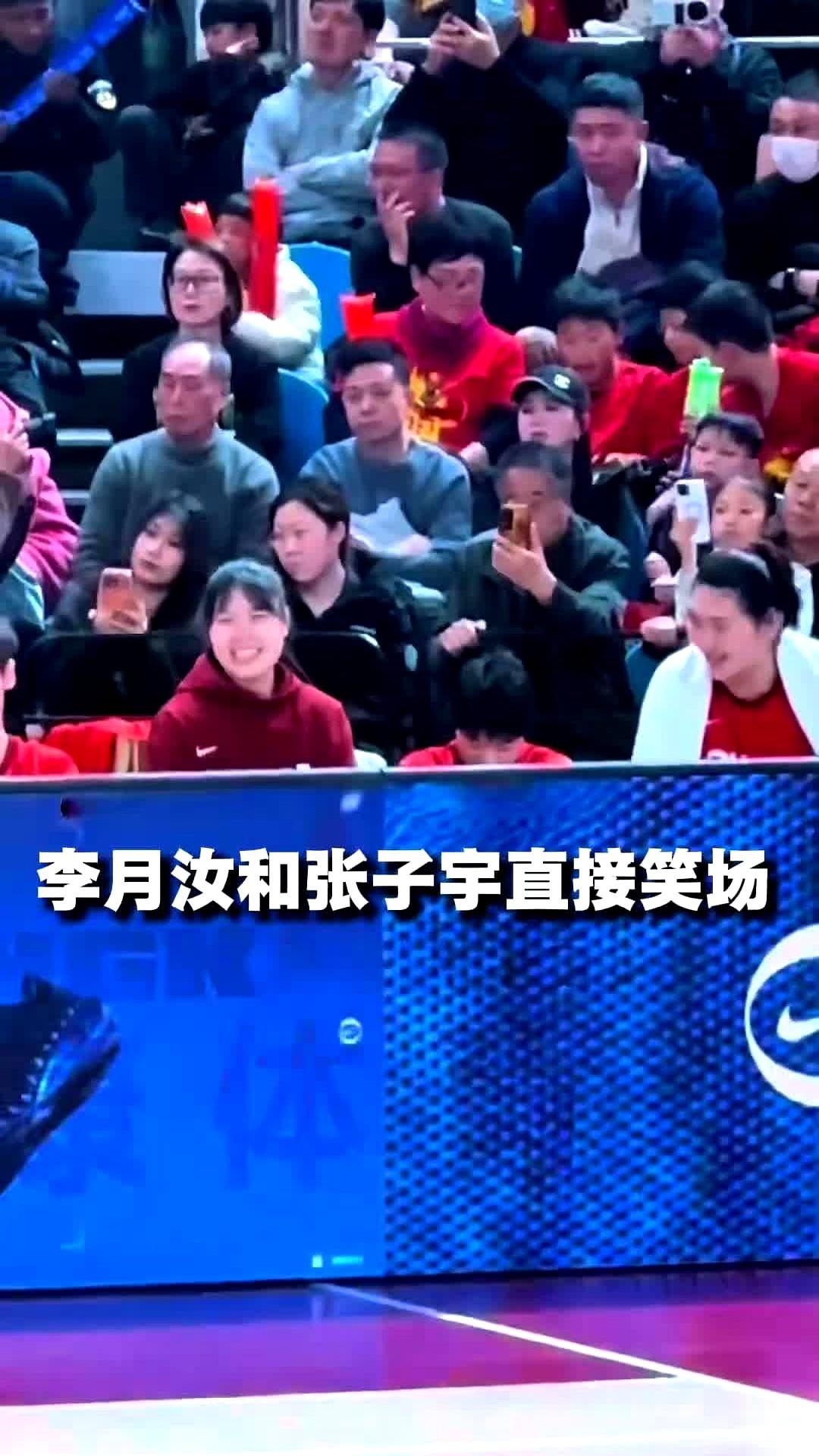 捷克队员连球都摸不到，这比赛还怎么打？最近的女篮热身赛，场面简直是降维打击。