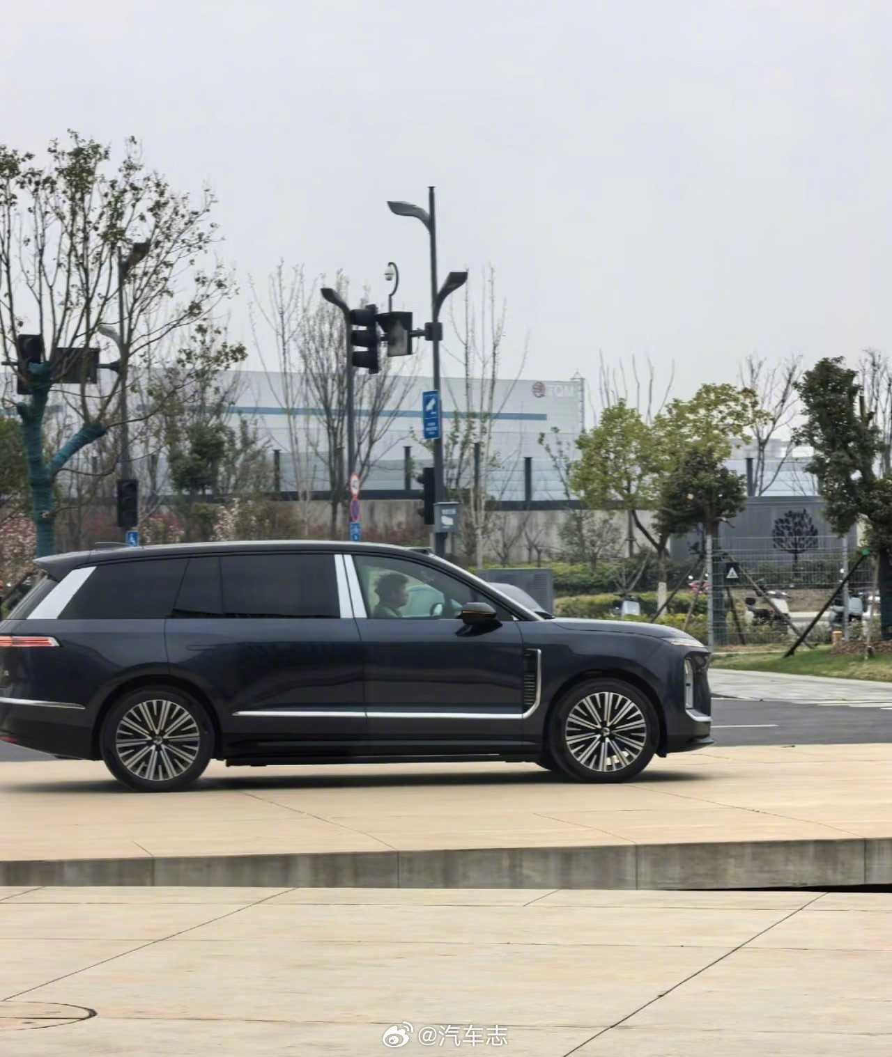 ES9最新图，这侧面长镀铬很醒目啊蔚来es9