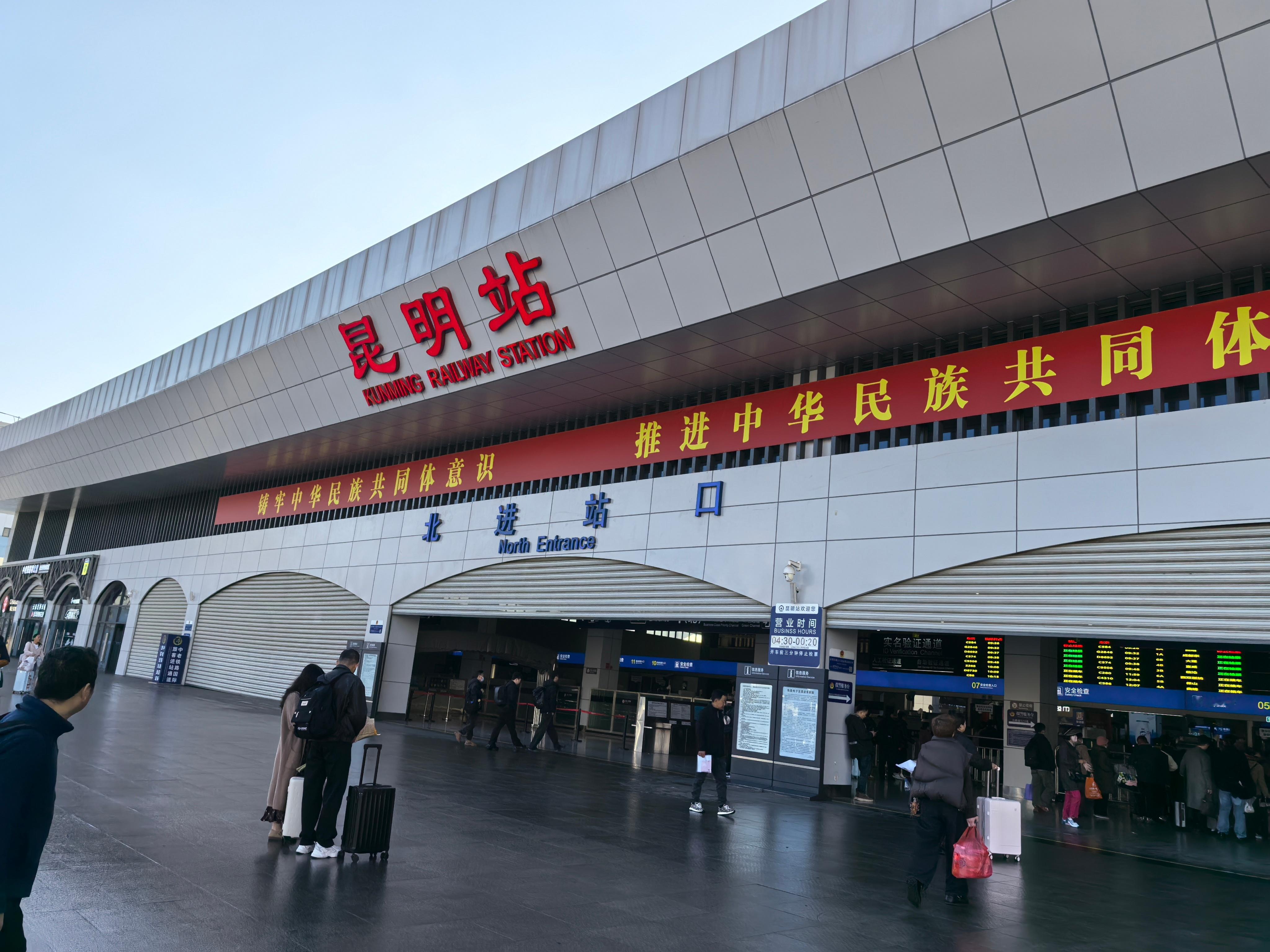 雪遇云南香格里拉一路唱着歌跳着舞来到世界的香格里拉，这个心中向往已久的胜地。这