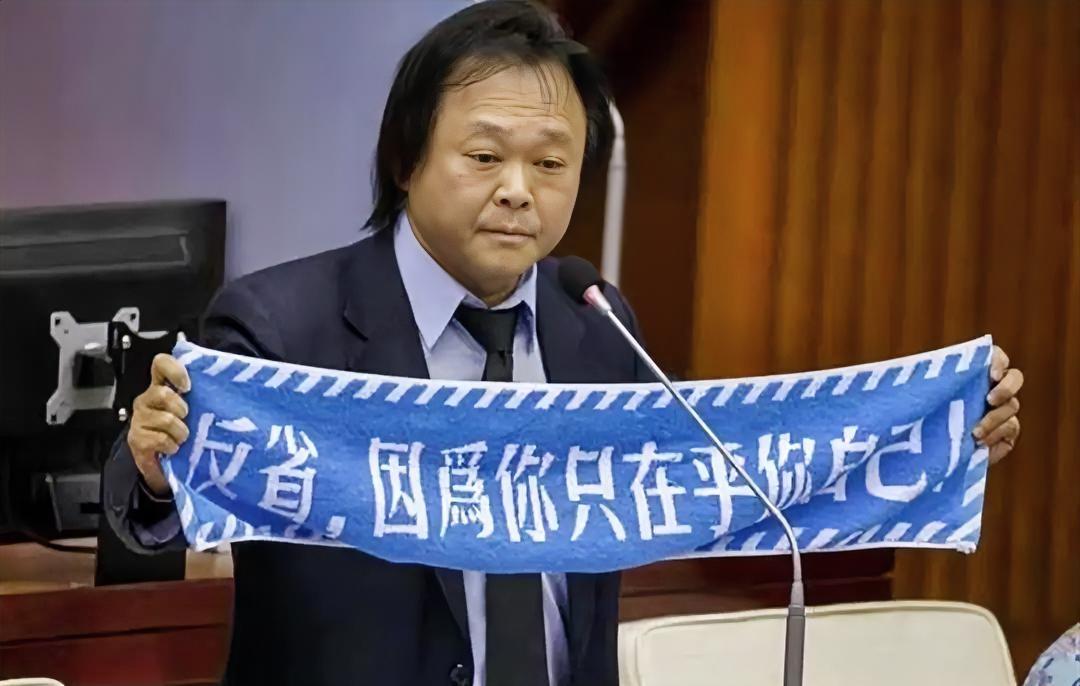 王世坚拟赴陆引轩然大波：民进党骂“变节”，六成台民力挺王世坚一句“想去大陆