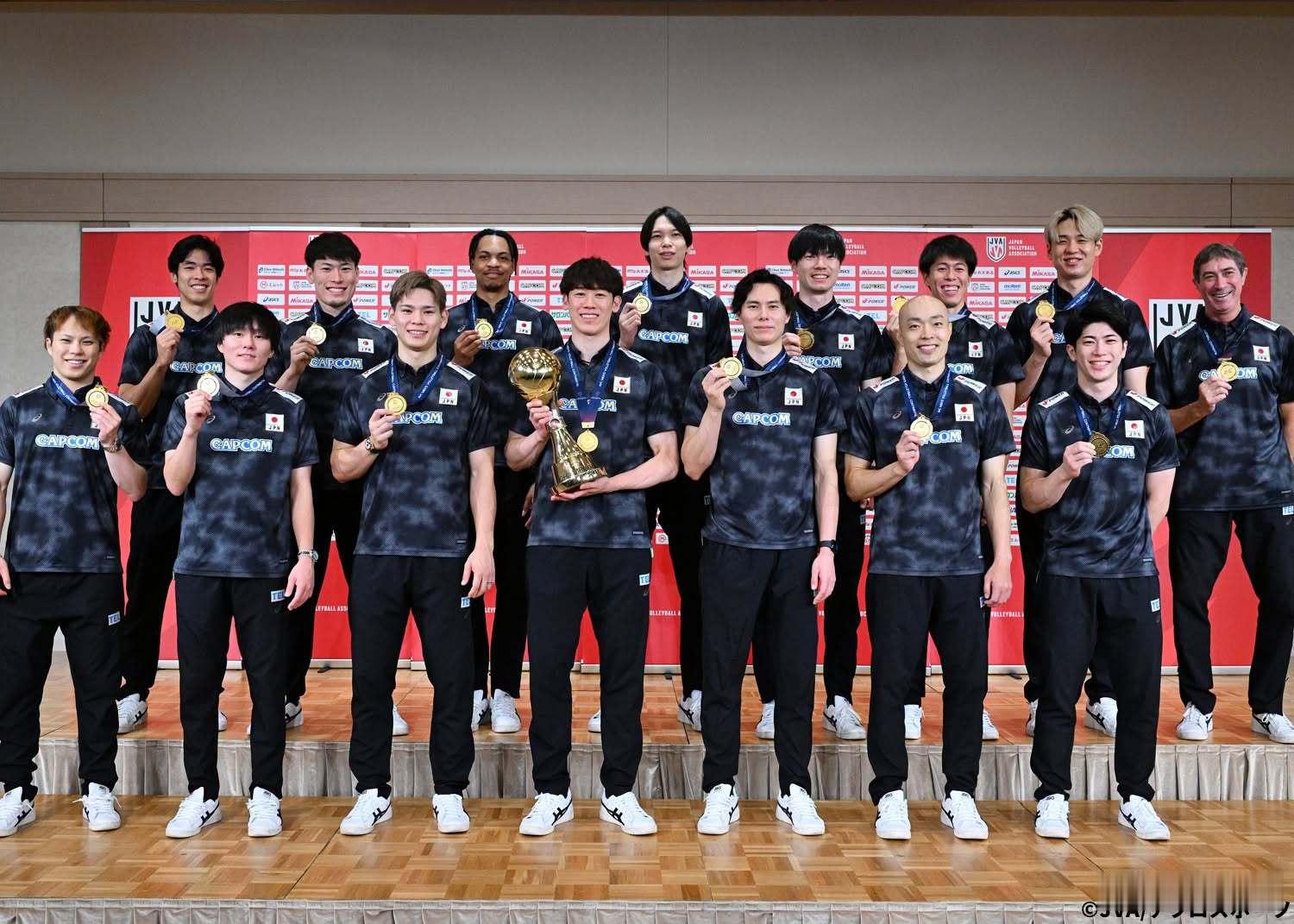 国际排坛动态日本男排9月14日（星期一），日本男排国家队举行新闻发布会，庆祝夺得
