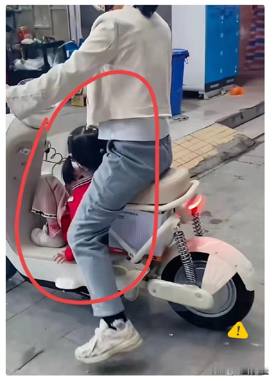 看了心酸！一个母亲骑最新的国标车接孩子。国标车只有一个位置够一个坐，孩子只能蹲在