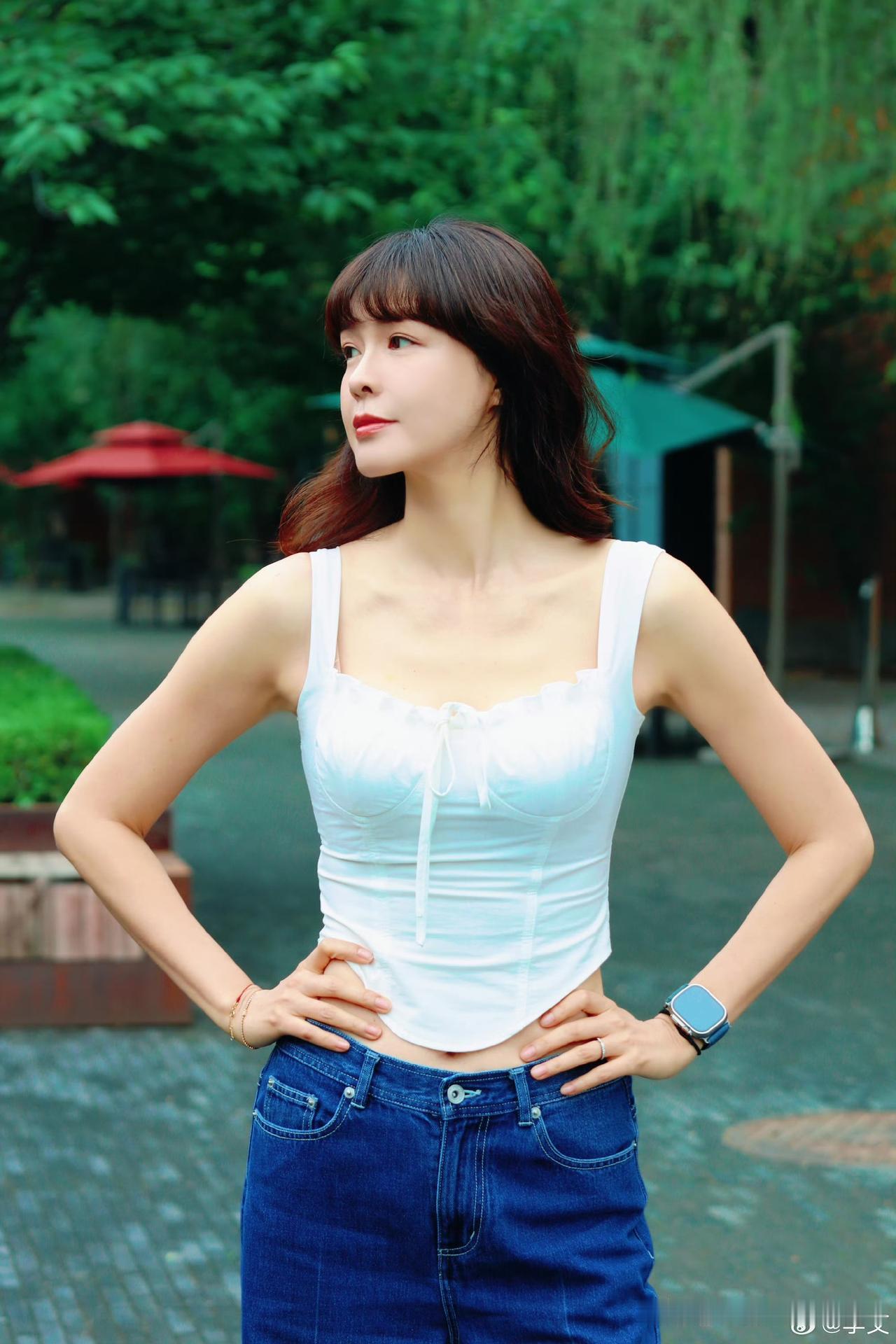 李艾晒增肌随拍状态太绝了！47岁穿吊带露小蛮腰，性感锁骨比20岁小姑娘还亮眼