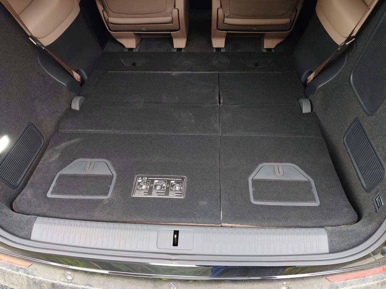 小鹏X9上的“翻转收纳”功能很强悍啊！小鹏X9的内部空间做的不错，二三排同时坐