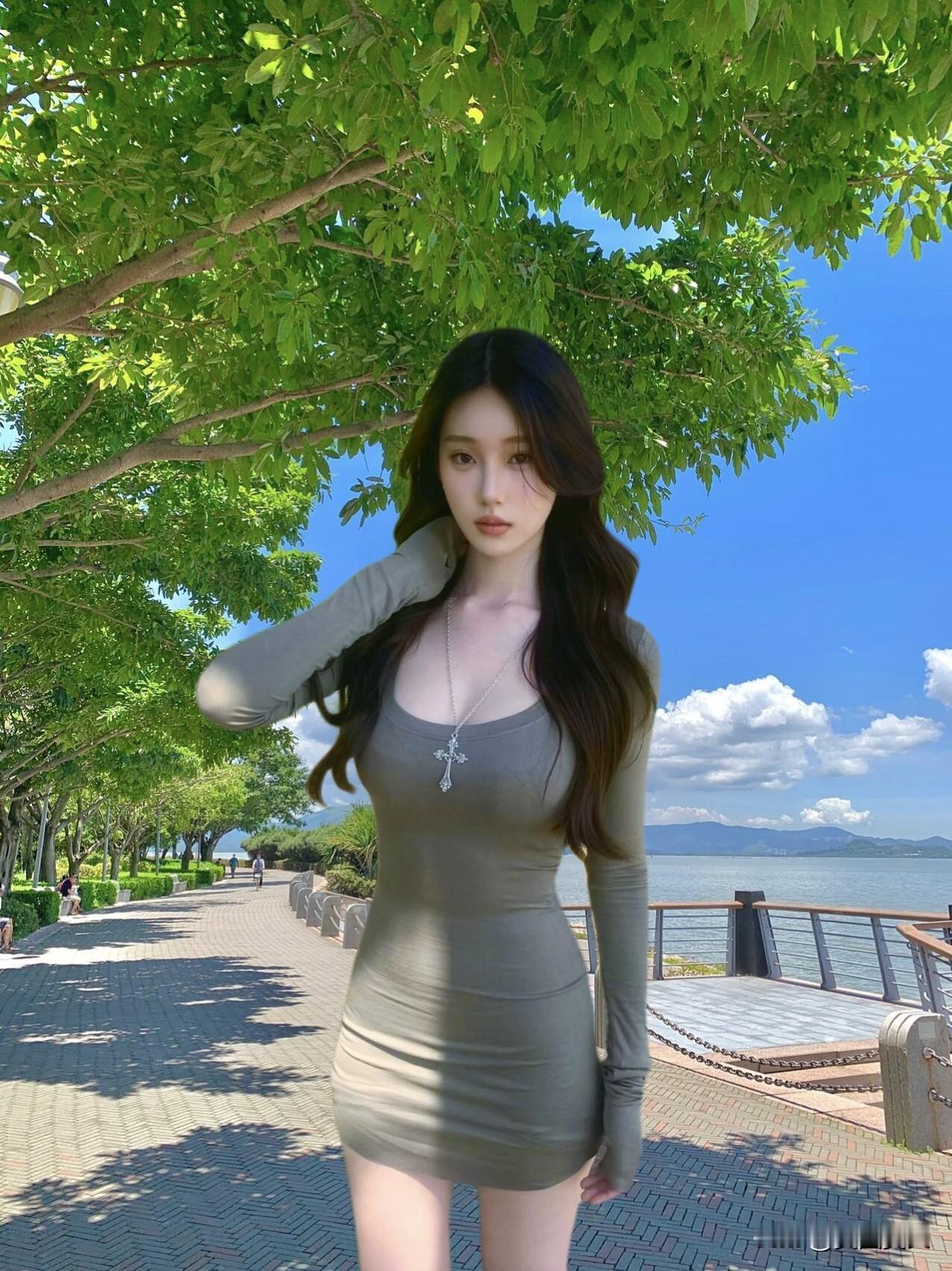 阳光明媚的海边漫步，时尚连衣裙搭配清新自然。