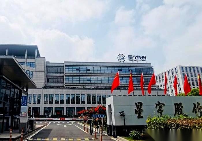 一家一年进账150多亿、给奔驰大众造车灯的龙头大厂，产线上10个人里，居然有9个
