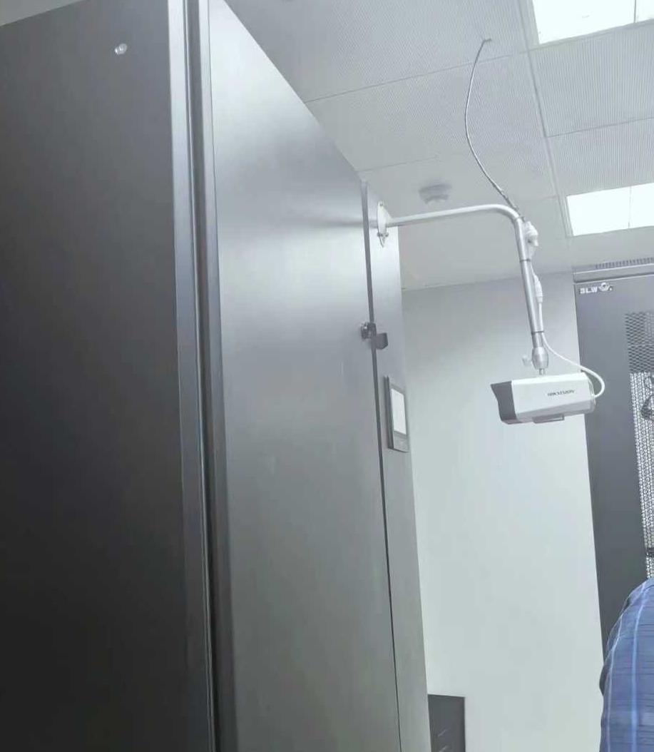 我有点搞不明白,为什么要用摄像头照着空调的控制面板?是为了监控空调的温度吗?按