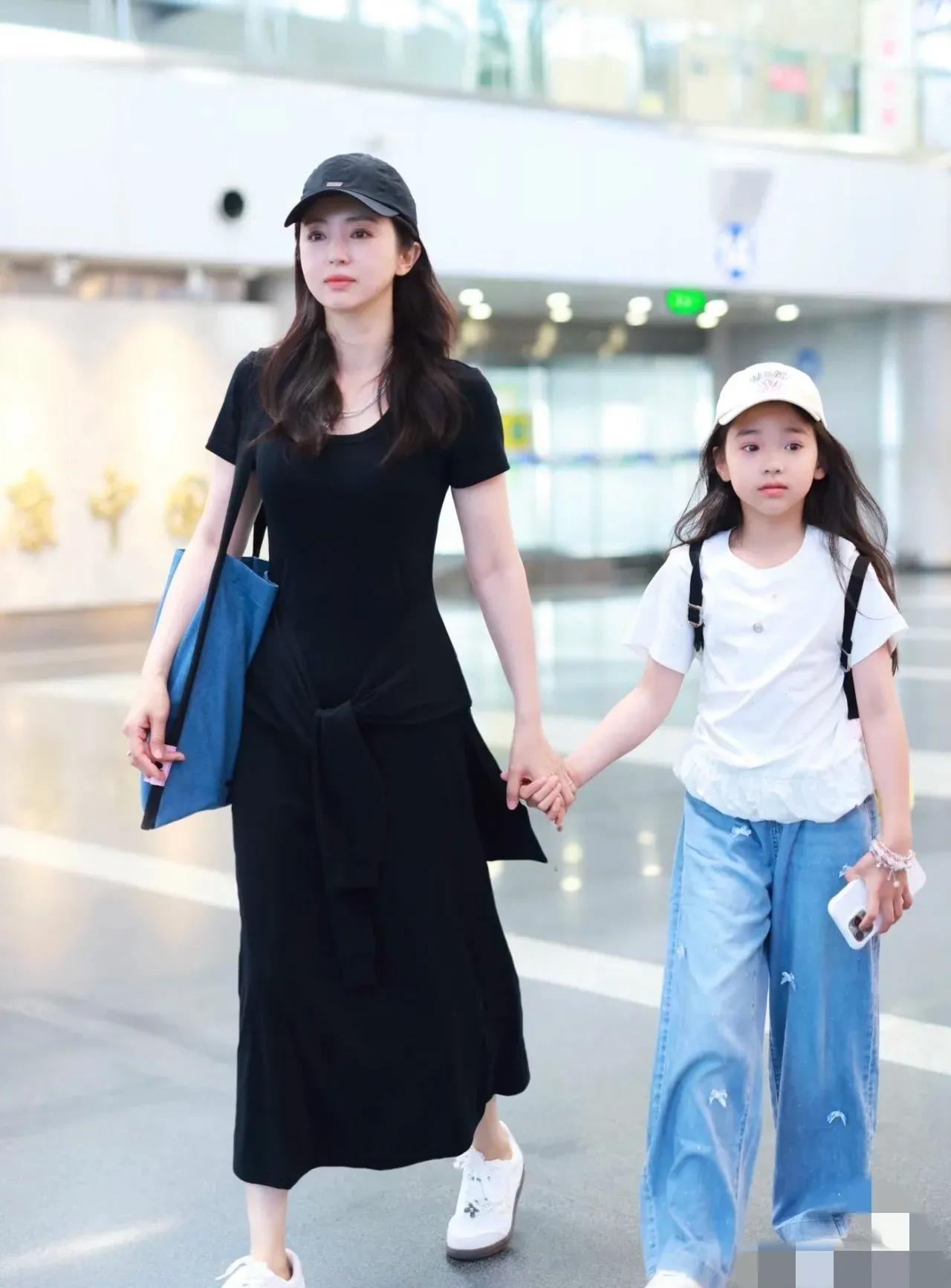 45岁董璇和她9岁女儿小酒窝。董璇长得极为漂亮，且更会生养，女儿完美地遗传了妈
