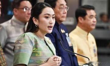 洪森：小佩！有个事得跟你说。佩通坦：啥事？洪森：咱们那通私人电话被录音了。