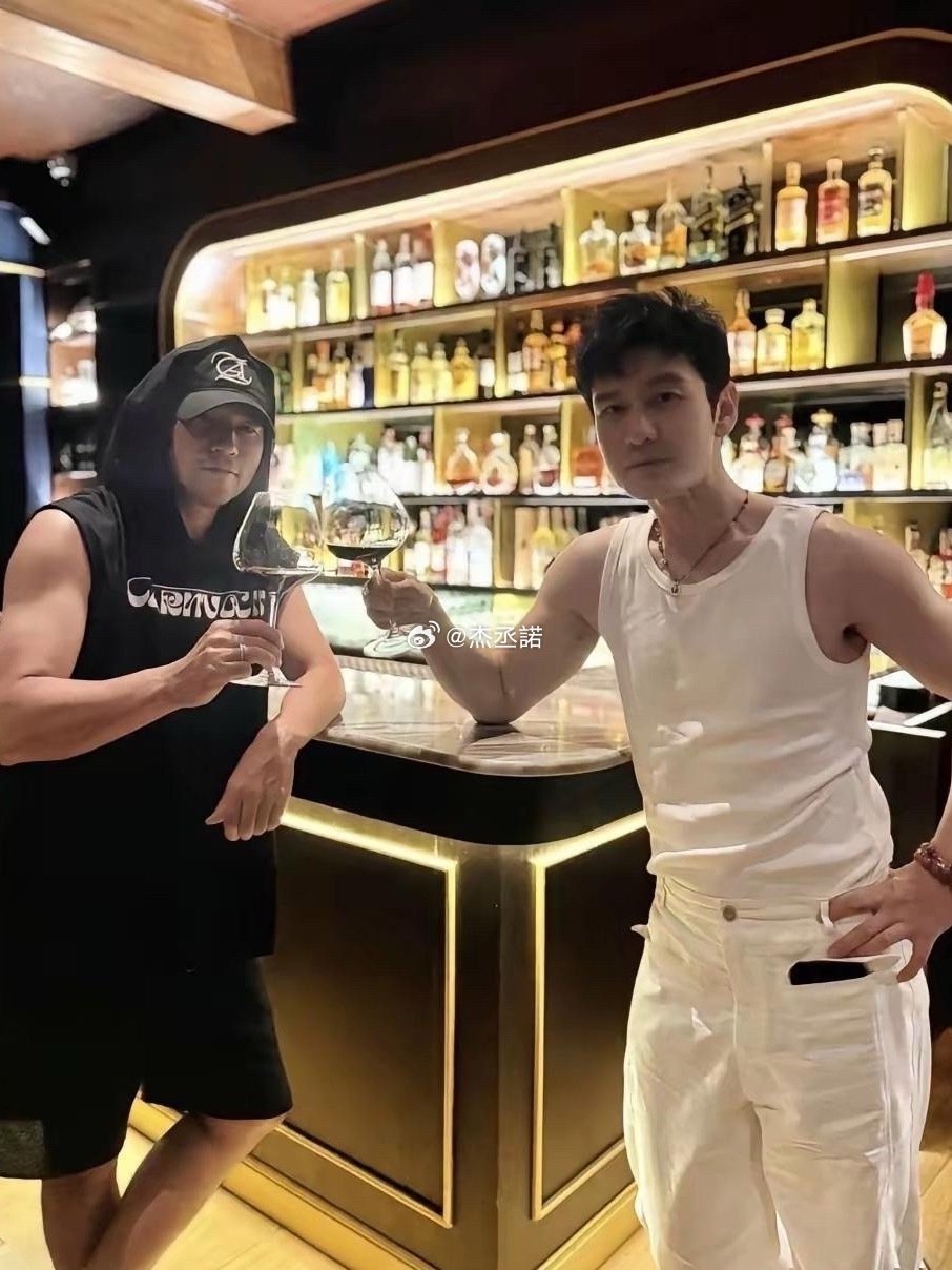 47岁周杰伦和50岁黄晓明在泰国一酒吧聚会，黄晓明看着比周杰伦嫩不少啊，他俩居然这么熟​